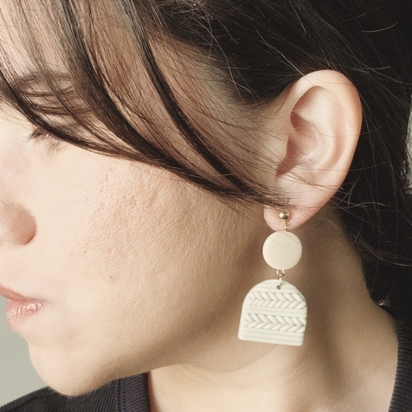 Boho green and cream color Geometric drop medium size earrings - Picture 5 of 5